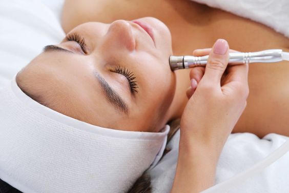 Obaji Hydrafacial treatment removes impurities, dead skin cells, and excess oil to reveal glowing, hydrated skin.